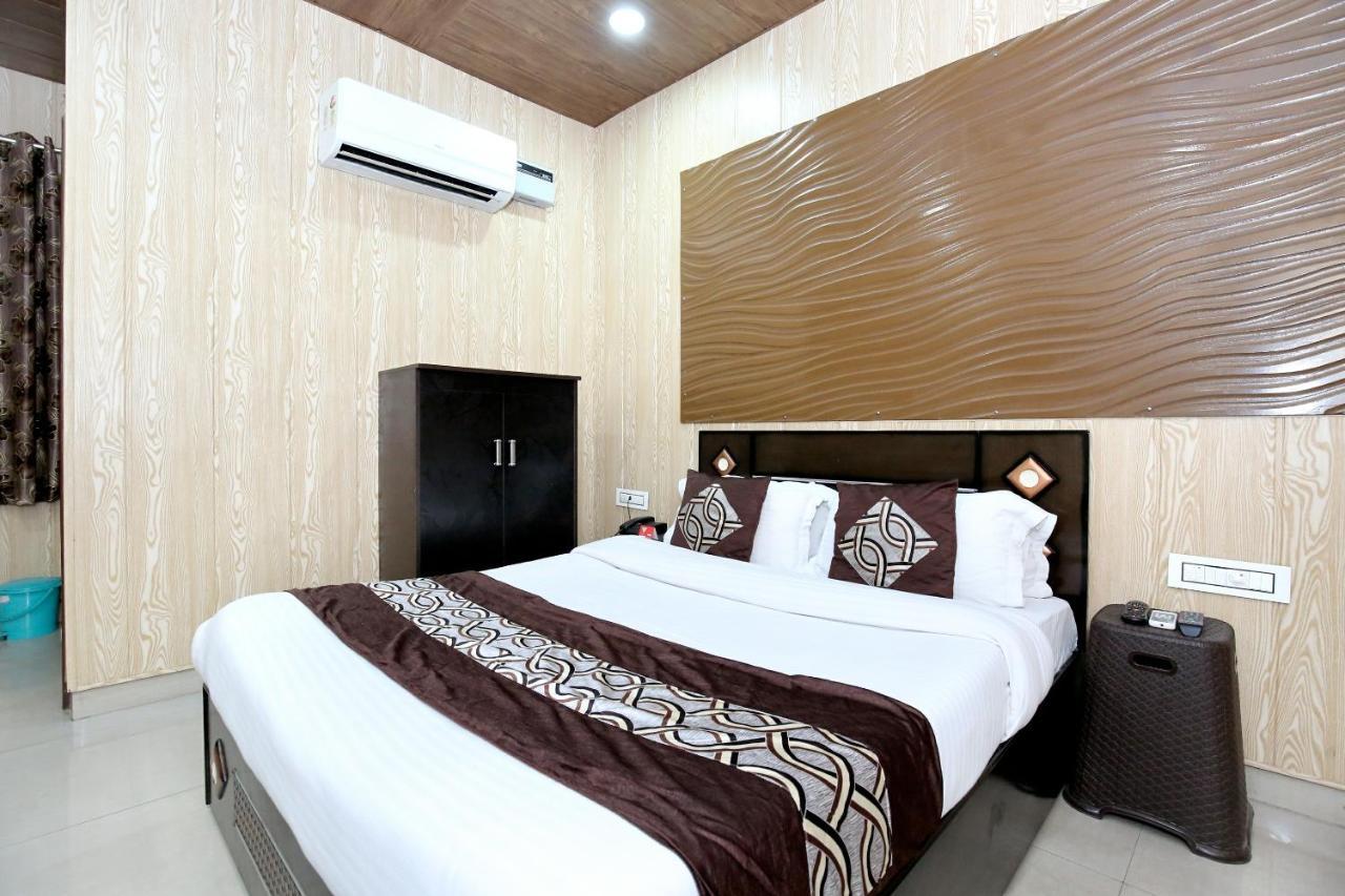 Oyo 8105 Royale Guest House Ludhiana Exteriör bild