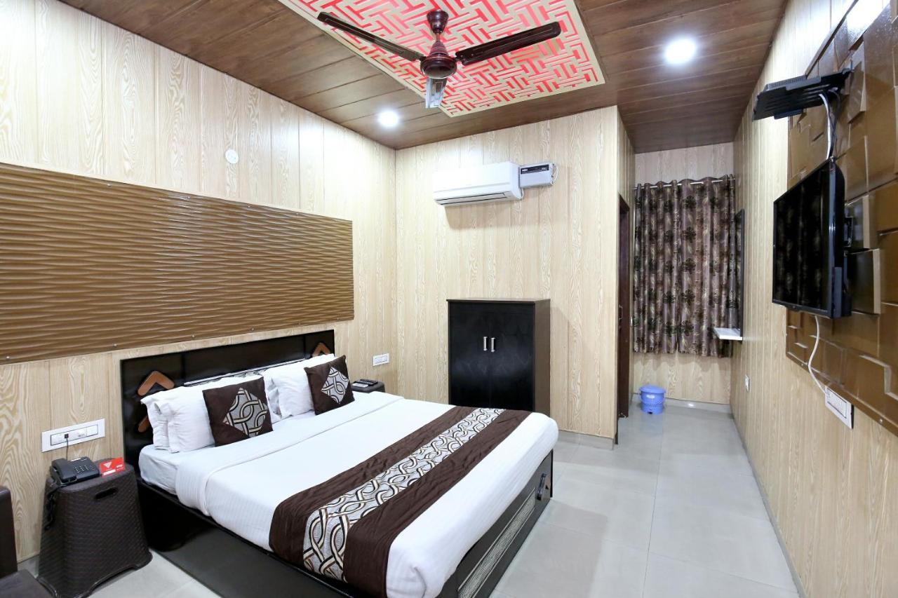 Oyo 8105 Royale Guest House Ludhiana Exteriör bild