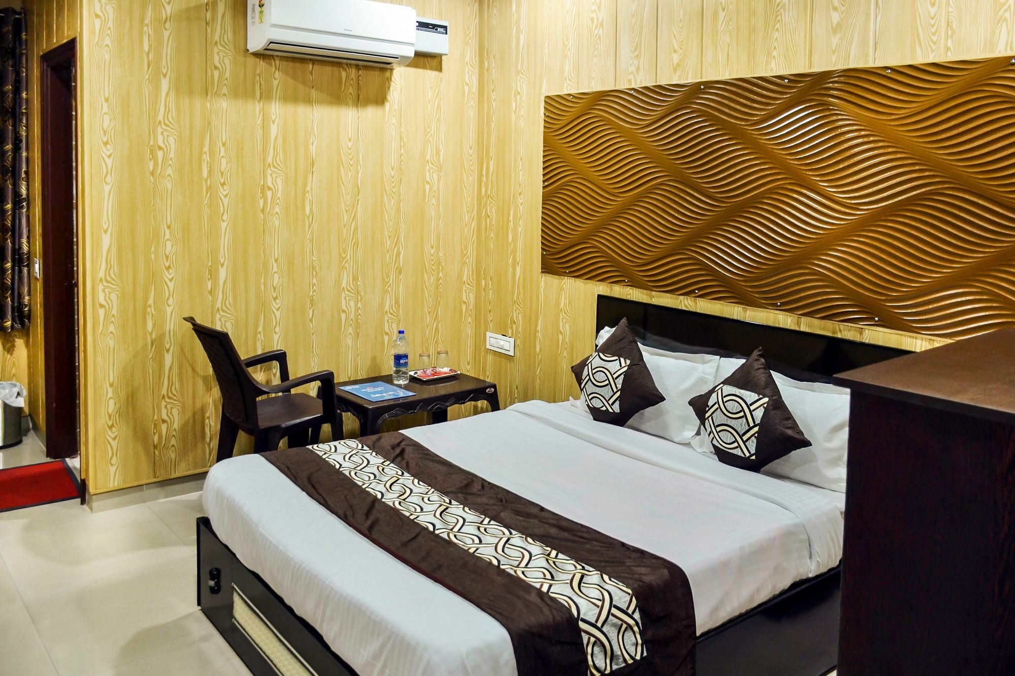 Oyo 8105 Royale Guest House Ludhiana Exteriör bild
