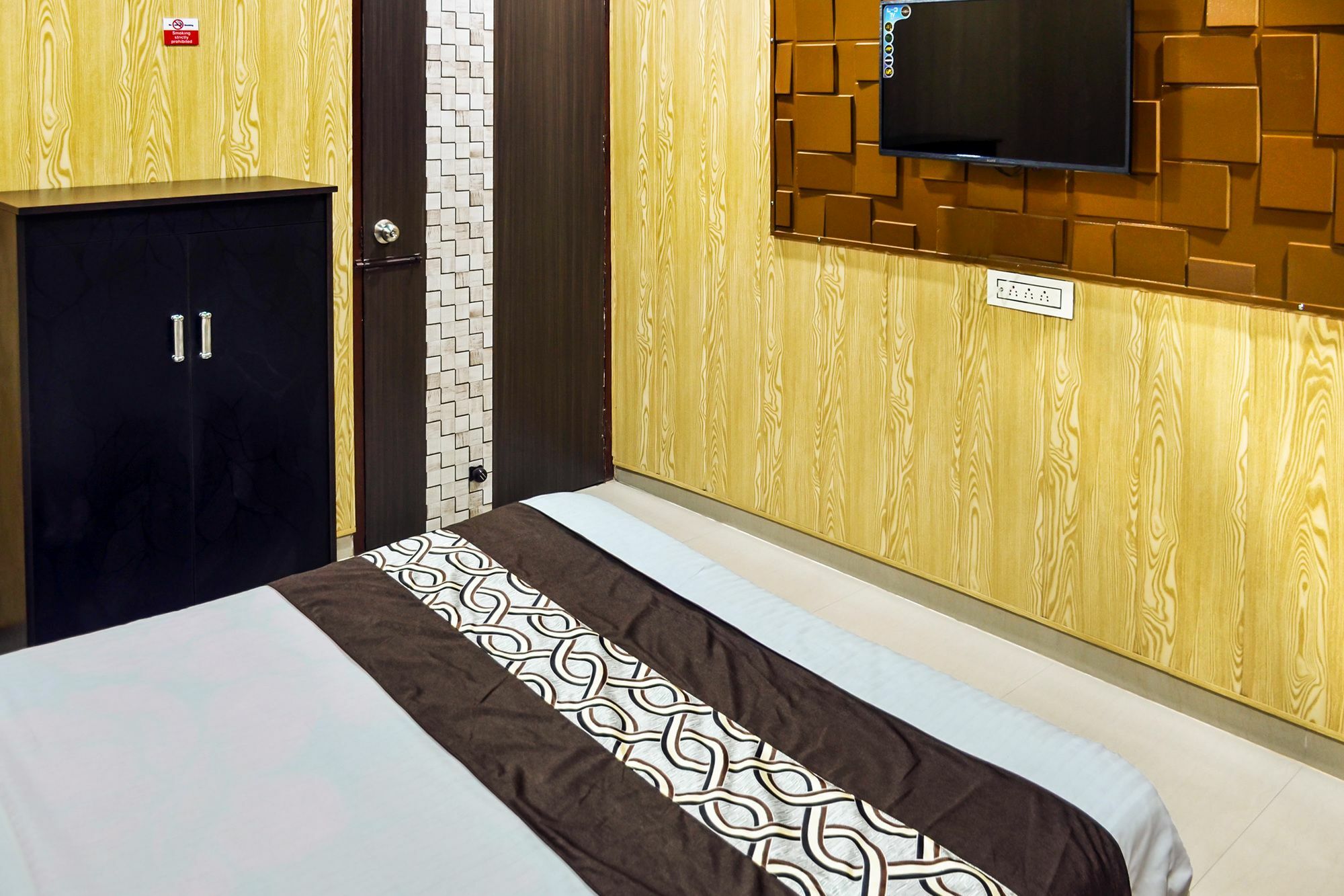 Oyo 8105 Royale Guest House Ludhiana Exteriör bild